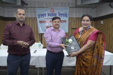 प्रयागराज मंडल में फरवरी माह  में 37 रेल सेवक हुए सेवानिवृत्त, किया गया सम्मानित 