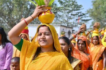 मंत्री श्रीमती लक्ष्मी राजवाड़े गृह ग्राम बीरपुर में नवनिर्मित शिव मंदिर की प्राण-प्रतिष्ठा में शामिल हुईं