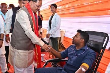 जन्मदिन पर सेवा का संदेश : मुख्यमंत्री ने जन्मदिन पर रक्तदान शिविर का किया शुभारंभ