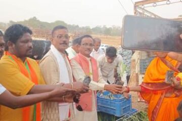 मुख्यमंत्री के जन्मदिवस पर पादप बोर्ड द्वारा 2100 औषधीय पौधों का वितरण