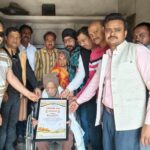 चंदौली प्रेस क्लब ने वरिष्ठ समाचार पत्र अभिकर्ता घनश्यामदास निगम को किया सम्मानित