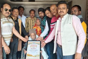 चंदौली प्रेस क्लब ने वरिष्ठ समाचार पत्र अभिकर्ता घनश्यामदास निगम को किया सम्मानित