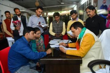 नगर विकास एवं ऊर्जा मंत्री ए के शर्मा ने लखनऊ स्थित आवास पर की जनसुनवाई