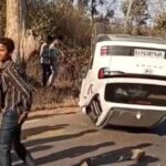 पशु को बचाने की कोशिश में बड़ा हादसा, पेड़ से टकराकर पलटी कार