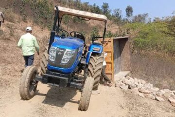 ट्रैक्टर-ट्रॉली पलटी, दो महिलाएं घायल