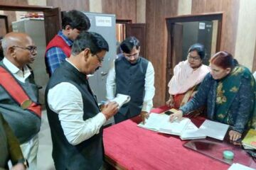 जिलाधिकारी ने किया सदर ब्लॉक कार्यालय का निरीक्षण