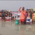 सोन नदी में उतरे ग्रामीण, हर घर नल योजना की पोल खुली