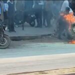 खड़ी बाइक से उठा धुआं, लोगों की सतर्कता से टला बड़ा हादसा