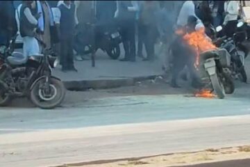 खड़ी बाइक से उठा धुआं, लोगों की सतर्कता से टला बड़ा हादसा