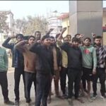 होलिका और किसान के पुआल में लगाई आग, ग्रामीणों ने आरोपी को पकड़कर पुलिस को सौंपा