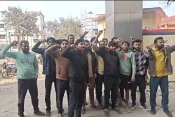 होलिका और किसान के पुआल में लगाई आग, ग्रामीणों ने आरोपी को पकड़कर पुलिस को सौंपा