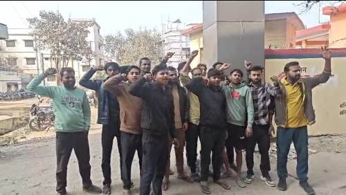 होलिका और किसान के पुआल में लगाई आग, ग्रामीणों ने आरोपी को पकड़कर पुलिस को सौंपा