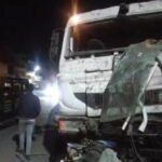 तेज रफ्तार ट्रेलर ने मचाई तबाही, कई मकान और दुकान क्षतिग्रस्त