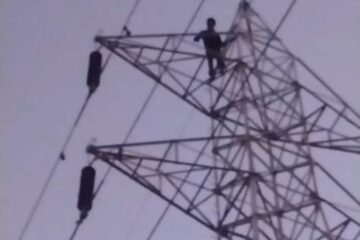 पारिवारिक विवाद में युवक 33 हजार वोल्ट के टावर पर चढ़ा, पुलिस ने सुरक्षित उतारा