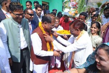 रायगढ़ में महापौर जीवर्धन चौहान से भेंट के दौरान मुख्यमंत्री ने किया जनादेश का स्मरण….