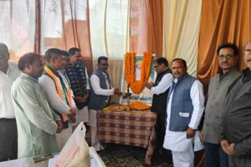 निःशुल्क चिकित्सा शिविर में 325 मरीजों का स्वास्थ्य परीक्षण कर दवा वितरण किया गया