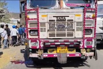 तेज रफ्तार ट्रक ने बाइक सवार युवकों को मारी टक्कर, एक की मौत, दो घायल