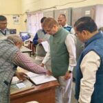 जिलाधिकारी ने कलेक्ट्रेट का किया औचक निरीक्षण