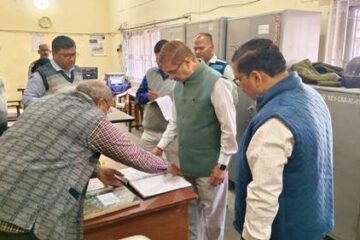 जिलाधिकारी ने कलेक्ट्रेट का किया औचक निरीक्षण