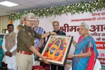 राज्यपाल आनंदीबेन पटेल का दौरा : लाभार्थियों को सामग्री वितरण और योजनाओं की समीक्षा