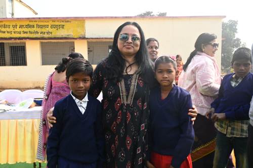 हिंडालको महान की सीएसआर पहल: बाघबुड़वा स्कूल के 130 बच्चों को स्वेटर व शैक्षणिक किट वितरण