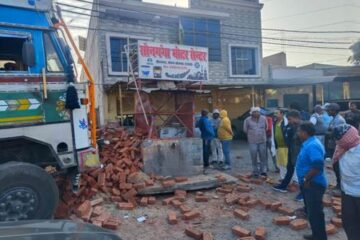 तेज रफ्तार ट्रक ने आरओ प्लांट तोड़ा, कार और बाउंड्री वॉल भी क्षतिग्रस्त