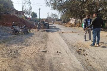 डाला गजराजनगर मार्ग पर अतिक्रमण से निर्माण कार्य बाधित