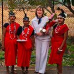 पर्यटन विशेषज्ञ सुश्री किर्सी ने ग्रामीण महिलाओं संग किया महुआ संग्रहण