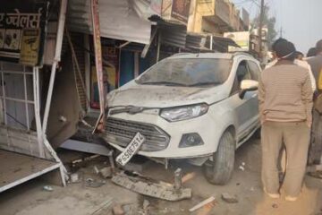 ज्वैलरी दुकानों में घुसी कार,बाल बाल बचे सवार