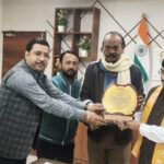 अस्मिता नाट्य संस्था ने जिलाधिकारी को किया सम्मानित 