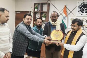 अस्मिता नाट्य संस्था ने जिलाधिकारी को किया सम्मानित 