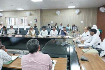 अपर जिलाधिकारी ने किया कर-करेत्तर की मासिक समीक्षा बैठक, राजस्व वसूली में तेजी लाने के निर्देश