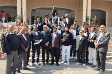 यूजीसी बिल लागू करने के लिए वकीलों ने कलेक्ट्रेट पर किया प्रदर्शन