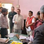 जिलाधिकारी ने विद्यालयों में मतदान केन्द्रों का किया निरीक्षण, फॉर्म – 6 भरने की अपील