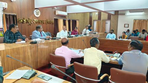 आयुष्मान कार्ड निर्माण में तेजी लाने के निर्देश, लापरवाही पर होगी सख्त कार्रवाई – जिलाधिकारी