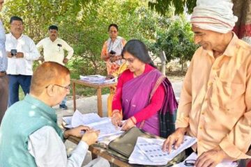 जिला निर्वाचन अधिकारी ने बूथों का किया निरीक्षण