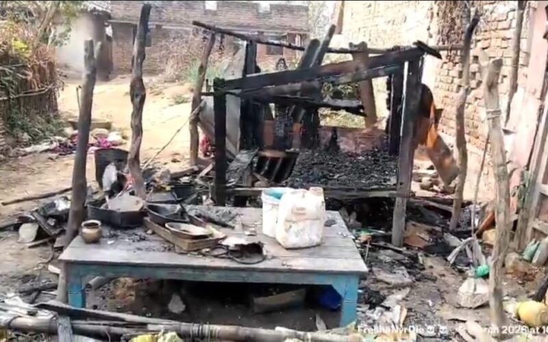 गुमटी में आग लगने के बाद सिलेंडर फटा,धमाके से मची अफरा-तफरी,चार लोग झुलसे