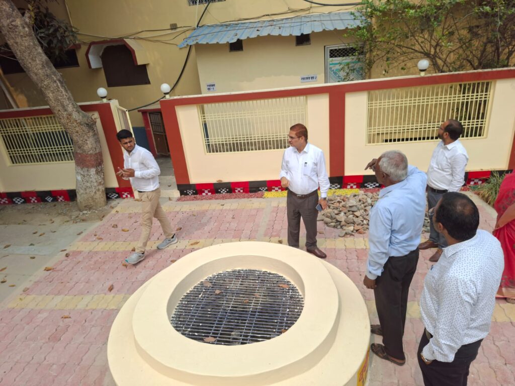 जल संकट से निपटने में कारगर होगी जल संचयन इकाई, डीएम ने किया निरीक्षण