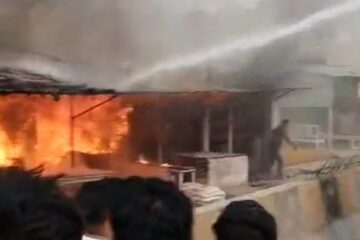 शॉर्ट सर्किट से भीषण आग, दुकान और गोदाम में रखा लाखों का सामान जलकर खाक