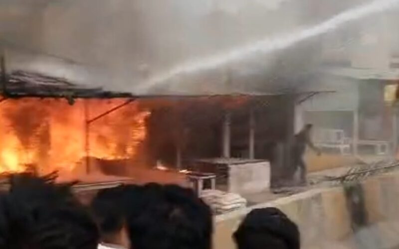 शॉर्ट सर्किट से भीषण आग, दुकान और गोदाम में रखा लाखों का सामान जलकर खाक