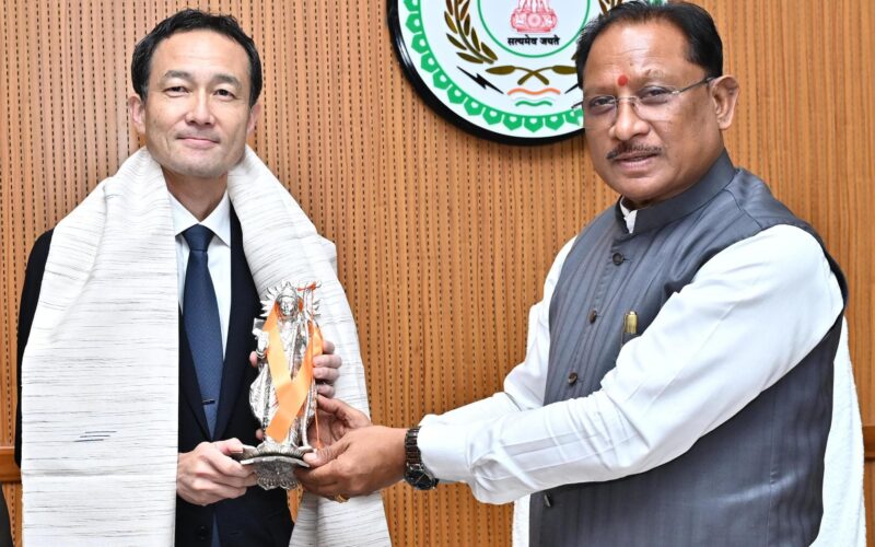 मुख्यमंत्री विष्णु देव साय से जापान दूतावास के राजनीतिक मामलों के मंत्री आबे नोरिआकि ने की सौजन्य मुलाकात