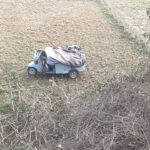 अनियंत्रित होकर खाई में गिरा ऑटो, एक युवक गंभीर घायल