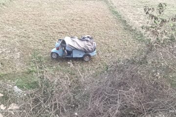 अनियंत्रित होकर खाई में गिरा ऑटो, एक युवक गंभीर घायल