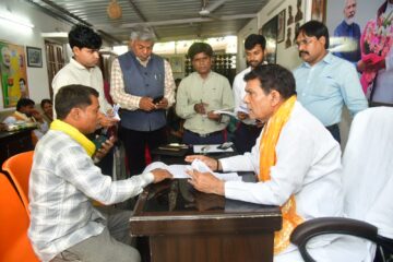 नगर विकास एवं ऊर्जा मंत्री ए के शर्मा ने लखनऊ स्थित आवास पर की जनसुनवाई