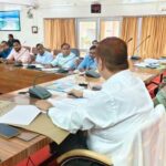 जनपद में विद्युत व्यवस्था सुदृढ़ करने हेतु जिलाधिकारी ने अधिकारियों के साथ की समीक्षा बैठक