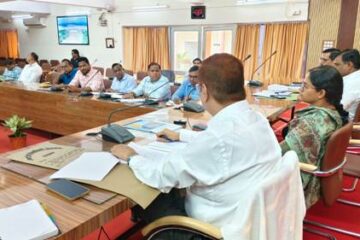 जनपद में विद्युत व्यवस्था सुदृढ़ करने हेतु जिलाधिकारी ने अधिकारियों के साथ की समीक्षा बैठक