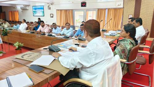जनपद में विद्युत व्यवस्था सुदृढ़ करने हेतु जिलाधिकारी ने अधिकारियों के साथ की समीक्षा बैठक