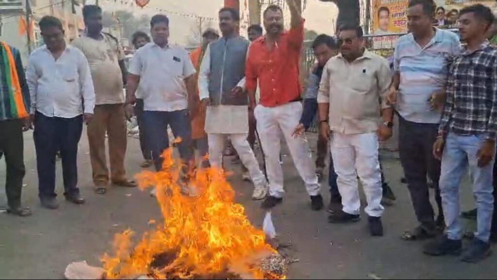 सीएम योगी की मां पर अभद्र टिप्पणी के विरोध में भाजपाइयों का प्रदर्शन,मौलाना सलीम का पुतला फूंका