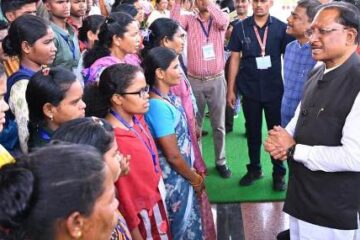 मुख्यधारा की ओर लौटता विश्वास: 140 आत्मसमर्पित नक्सलियों ने मुख्यमंत्री से की मुलाकात