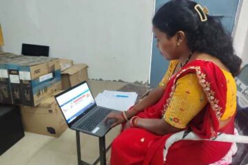 आधार से जुड़ी सेवाएं उपलब्ध करा आत्मनिर्भर बनी संगीता सिंह….